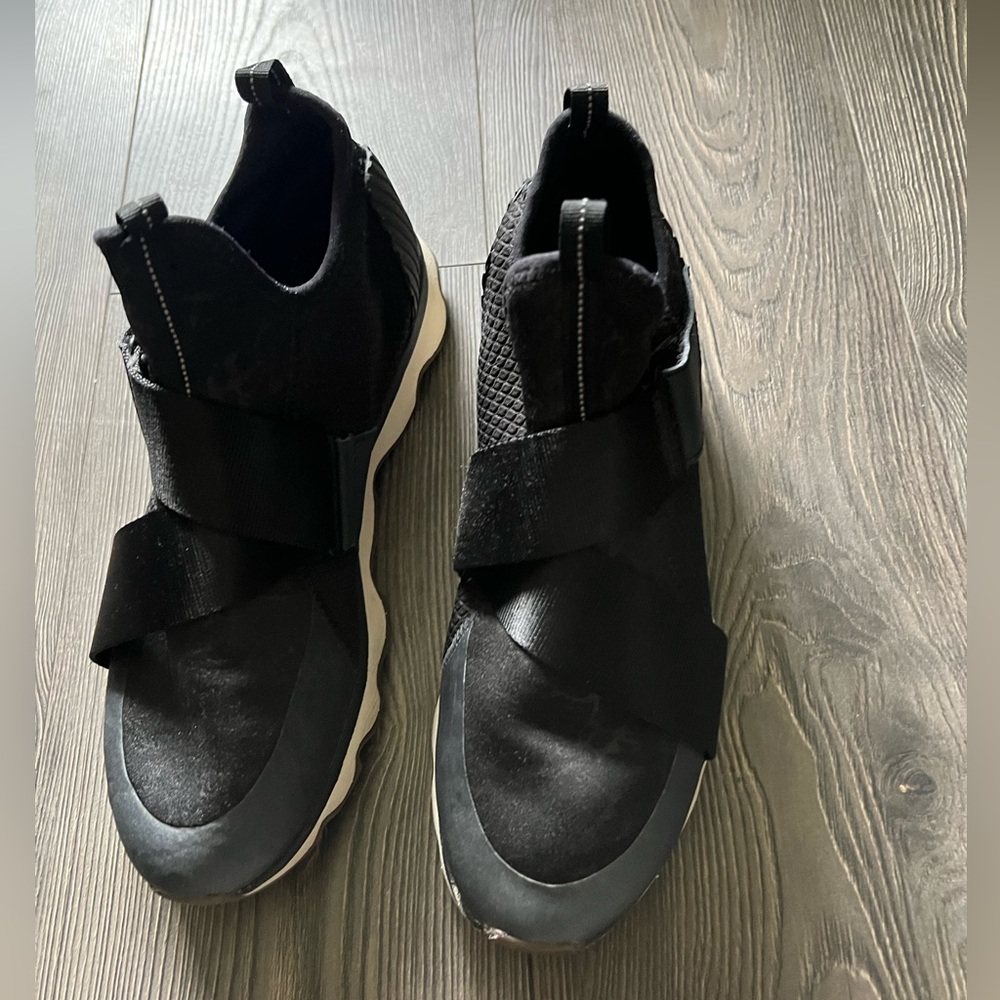 Sorel women’s Tennis shoes. Size 10.5 black!